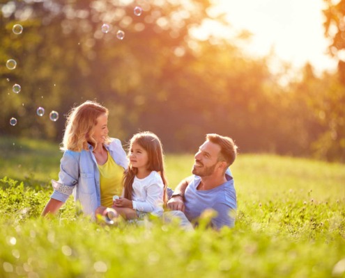 Familie auf Wiese
